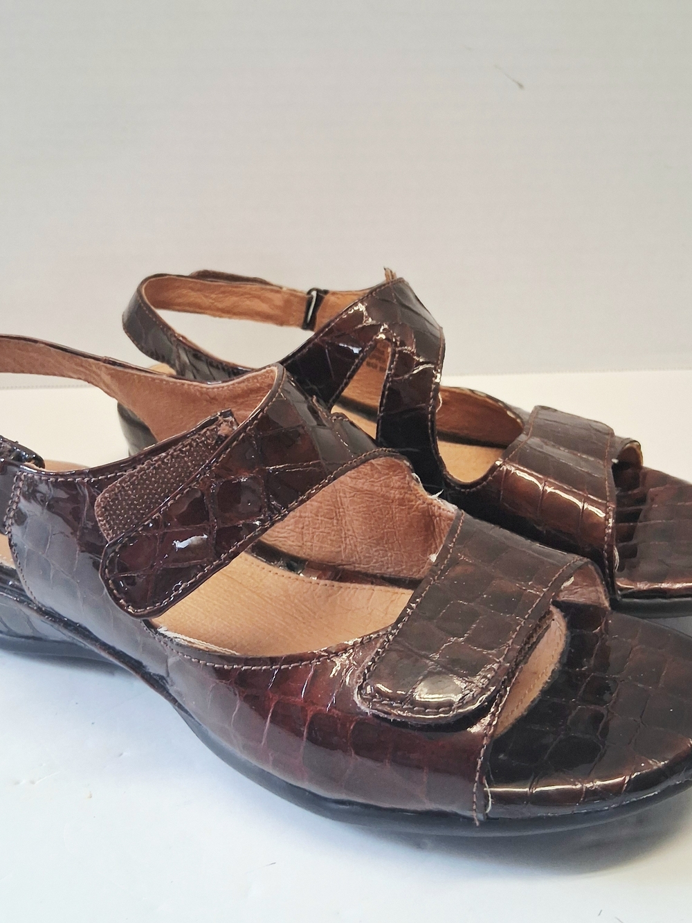 Clarks Artisan Sarasota Womens 9m Brown Croc Embossed Leather Comfort Sandals